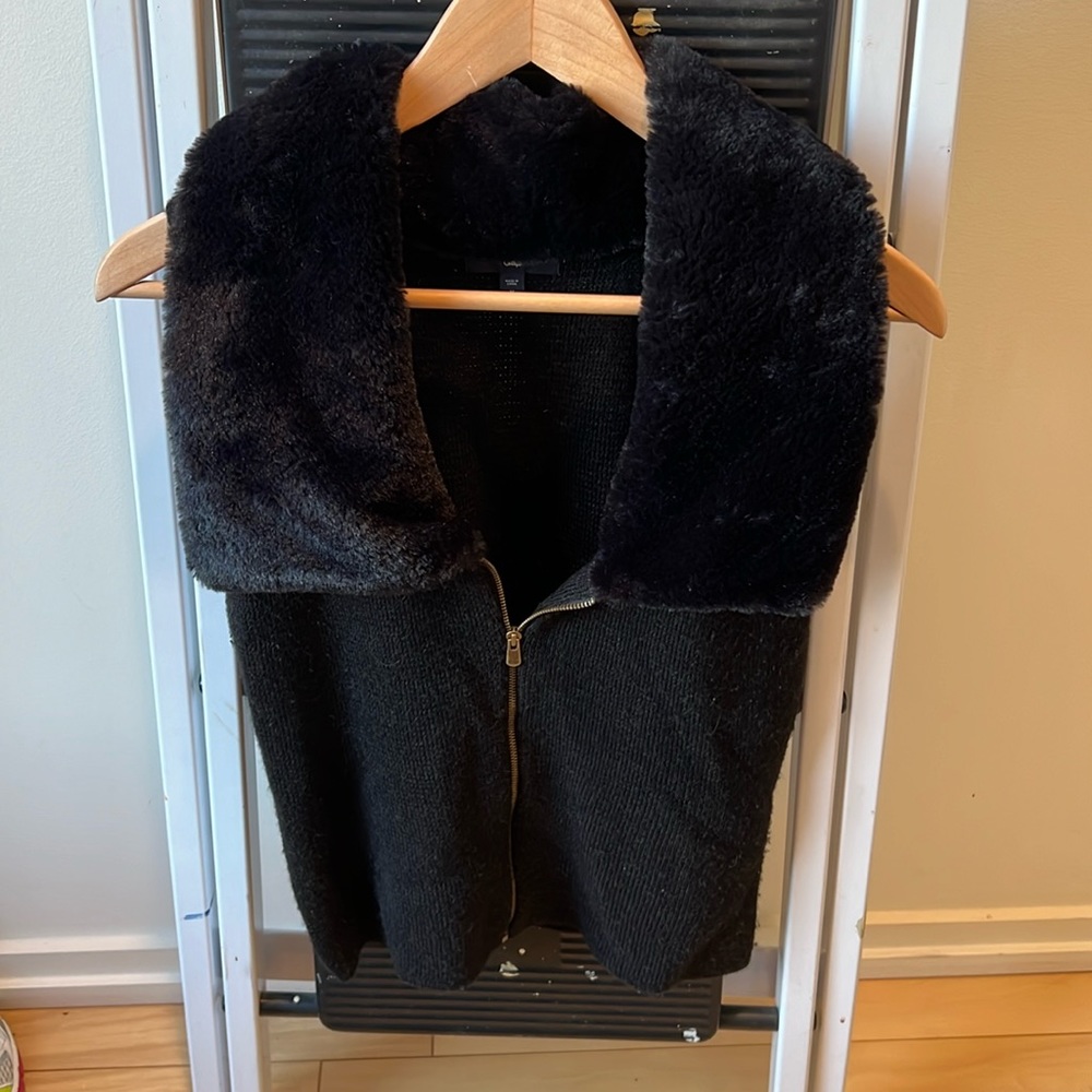 Gap faux fur collar zip up sweater vest medium women’s.